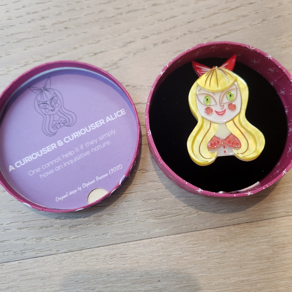 Erstwilder A Curiouser and Curiouser Alice Brooch NWT